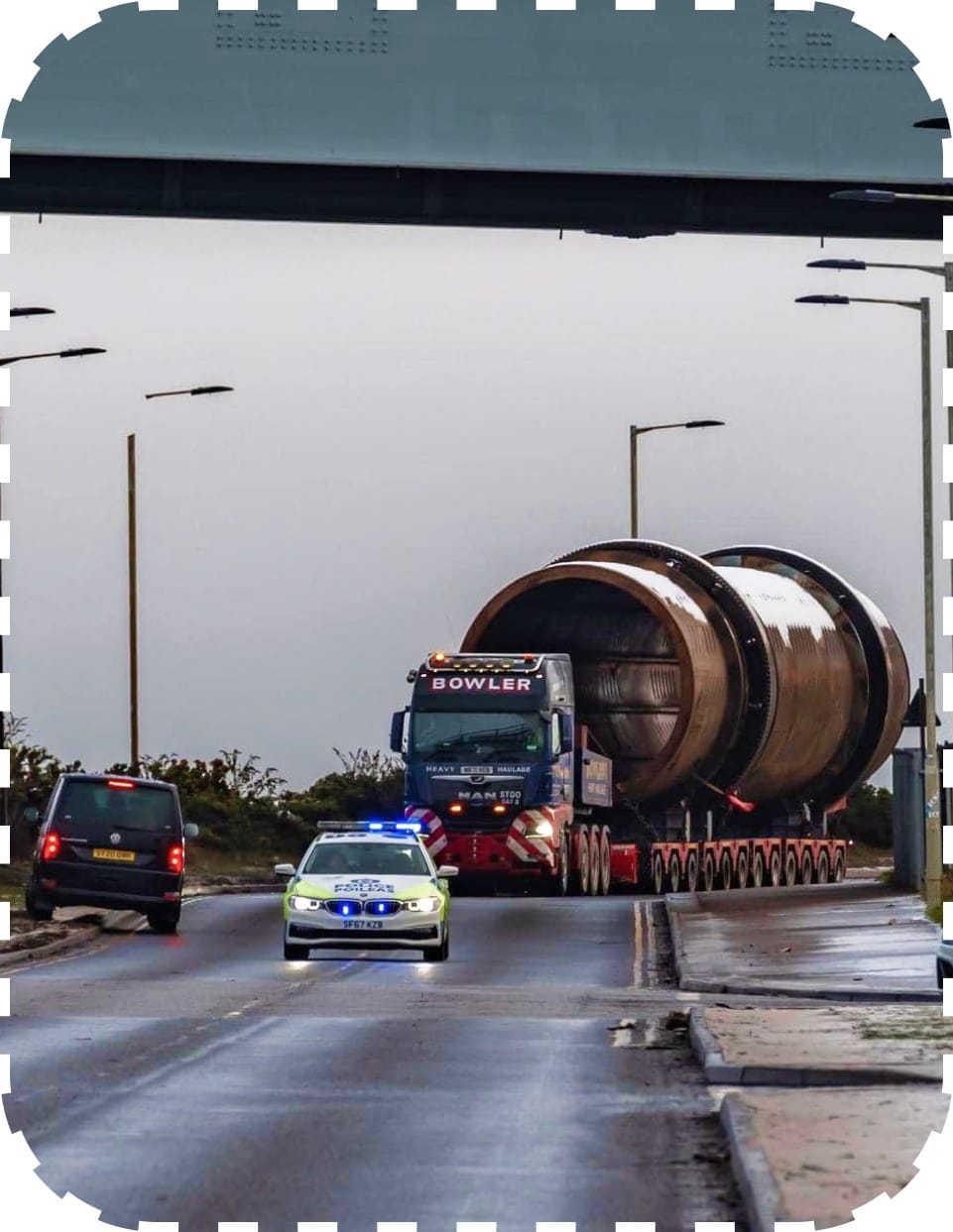 Large-scale haulage support truck lifting oversized cargo
