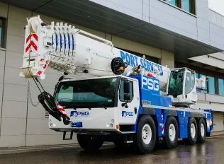 Mobile crane with extended boom and counterweights