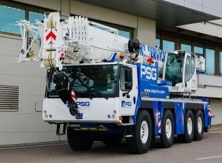 Lifting operation with mobile crane on the job site