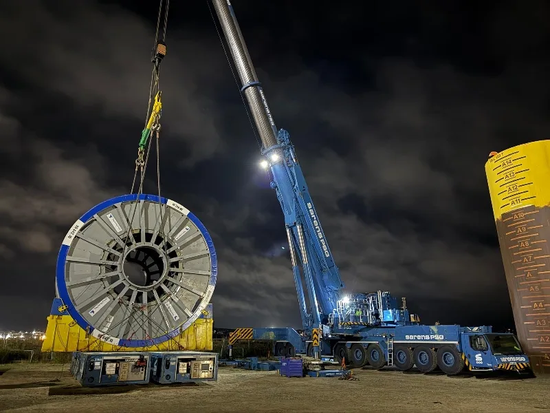 Heavy lift during Deep Explorer mobilisation at Smith Quay Peterhead